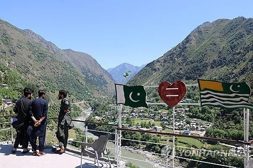 파키스탄·인도 국경파키스탄령 카슈미르 닐룸 밸리에 있는 찰라나 구역에서 인도령 카슈미르를 내려다보는 관광객들.  [EPA 연합뉴스 자료사진. 재판매 및 DB 금지]
