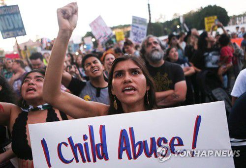 이민세관단속국(ICE) 반대 시위[AFP 연합뉴스 자료사진]