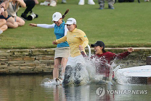 호수에 뛰어드는 사이고(가운데)[게티이미지/AFP=연합뉴스]