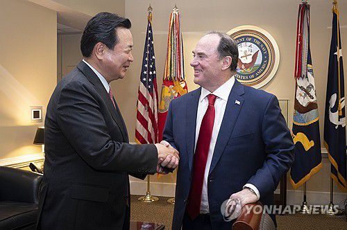 조현동 주미대사, 미 해군 장관 만나 조선업 협력 논의(워싱턴=연합뉴스) 조현동 주미대사가 23일(현지시간) 존 펠란 미국 해군장관을 만나 인사하고　있다. 양국은 한미 조선업 협력 및 한미동맹 강화를 논의했다. 2025.4.24 [주미대사관 제공. 재판매 및 DB 금지] photo@yna.co.kr
