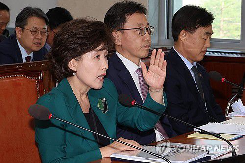 '5.18 북한 개입설' 진실 모르는 진실화해를위한과거사정리위원장(서울=연합뉴스) 김주성 기자 = 박선영 진실화해를위한과거사정리위원회 위원장이 24일 서울 여의도 국회에서 열린 행정안전위원회 전체회의에서 '5·18 북한군 개입설'과 관련해 더불어민주당 한병도 의원과 설전을 벌이고 있다.     박 위원장은 '5·18 북한군 개입설'에 대한 인식을 묻는 질문에 "진실 여부를 모른다"고 답했다. 2025.4.24 utzza@yna.co.kr