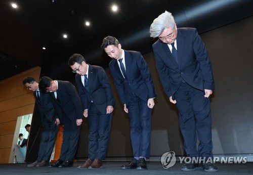 유심 정보 유출 사과하는 SK텔레콤(서울=연합뉴스) 신현우 기자 = 유영상 SK텔레콤 대표이사(가운데) 등이 지난 25일 서울 중구 SKT타워에서 SK텔레콤 이용자 유심(USIM) 정보가 해커 공격으로 유출된 것과 관련해 고개 숙여 사과하고 있다. 2025.4.25 nowwego@yna.co.kr