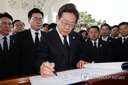 방명록 작성하는 이재명 후보(서울=연합뉴스) 윤동진 기자 = 더불어민주당 이재명 대선 후보가 28일 동작구 국립서울현충원 참배를 마친 후 방명록 글을 작성하고 있다. 2025.4.28 [공동취재] mon@yna.co.kr