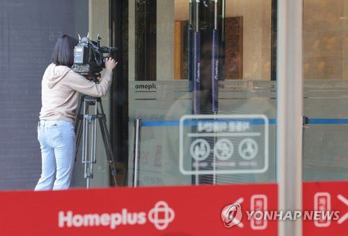 검찰, 홈플러스 본사 압수수색(서울=연합뉴스) 김인철 기자 = '홈플러스 사태'를 수사 중인 검찰이 홈플러스 본사에 대한 압수수색을 진행 중인 28일 서울 강서구 홈플러스 본사에서 한 방송사가 취재를 하고 있다.     검찰은 홈플러스와 MBK가 신용등급 하락을 사전에 인지하고 기업회생을 준비하면서도 단기 채권을 발행한 것으로 보고 경영진의 사기 등 혐의를 수사 중이다. 2025.4.28 yatoya@yna.co.kr