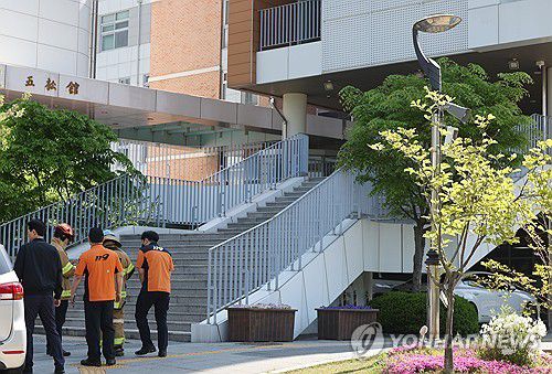 흉기 난동에 폐쇄된 청주의 한 고등학교(청주=연합뉴스) 천경환 기자 = 28일 학생 흉기 난동이 발생한 청주의 한 고등학교에서 소방 당국 등이 사고 상황을 파악하고 있다. 2025.4.28 kw@yna.co.kr