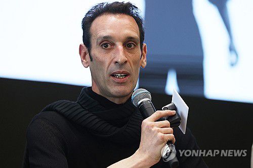 작품 소개하는 루벤 올모 예술감독(서울=연합뉴스) 강민지 기자 = 루벤 올모 예술감독이 28일 서울 강남구 GS타워에서 열린 2025 GS아트센터 예술가들 시리즈 '스페인 국립 플라멩코 발레단X마르코스 모라우 아파나도르' 기자간담회에서 인사말을 하고 있다. 2025.4.28 mjkang@yna.co.kr