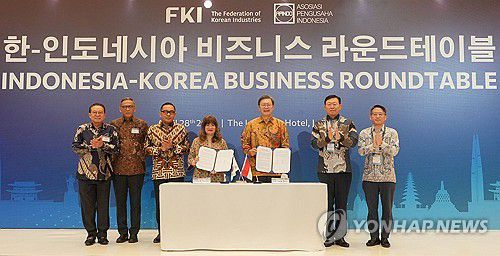 한-인도네시아 비즈니스 라운드테이블(서울=연합뉴스) 김창범 한국경제인협회 부회장과 신타 캄타니 인니경총 회장이 28일(현지시간) 인도네시아 자카르타 랭햄 호텔에서 열린 '한-인도네시아 비즈니스 라운드테이블'에서 업무협약을 체결한 후 기념 촬영하고 있다. 오른쪽 두 번째는 신동빈 롯데그룹 회장. 2025.4.28 [한국경제인협회 제공. 재판매 및 DB 금지] photo@yna.co.kr