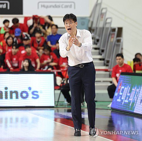 손뼉 치는 조동현 감독(울산=연합뉴스) 김용태 기자 = 28일 울산 동천체육관에서 열린 2024-2025 KCC 프로농구 4강 플레이오프 울산 현대모비스와 창원 LG의 3차전에서 현대모비스 조동현 감독이 선수들에게 손뼉을 치며 지시하고 있다. 2025.4.28 yongtae@yna.co.kr
