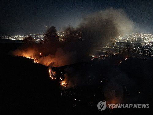 어둠 틈타 확산하는 산불(대구=연합뉴스) 윤관식 기자 = 28일 오후 2시 1분께 대구 북구 노곡동 함지산에서 발생한 산불이 야간에도 확산하고 있다. 2025.4.28 psik@yna.co.kr