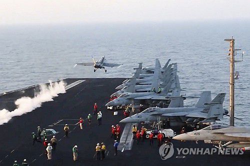 미국 해군 항공모함에서 군용기가 이륙하는 모습.[AP 연합뉴스 자료사진. 재판매 및 DB 금지]