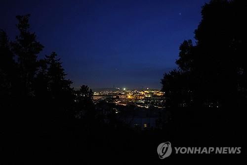 28일 대규모 정전이 덮친 포르투갈 수도 리스본 [AP 연합뉴스]