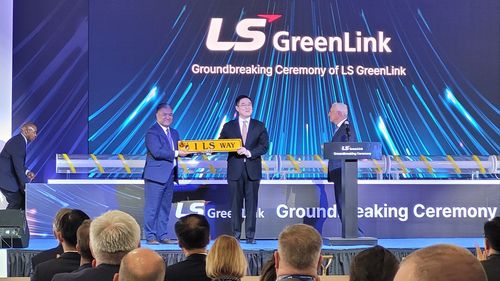 LS전선 미국 해저케이블 공장 착공식(체서피크[美버지니아주]=연합뉴스) 김동현 특파원 = LS전선의 자회사 LS그린링크가 28일(현지시간) 버지니아주 체서피크시에서 해저케이블 제조 공장 착공식을 개최했다. 구본규 LS전선 대표이사가 릭 웨스트 체서피크시 시장(맨 오른쪽)으로부터 받은 'LS 1번가' 도로 표지판을 들고 있다. 2025.4.28