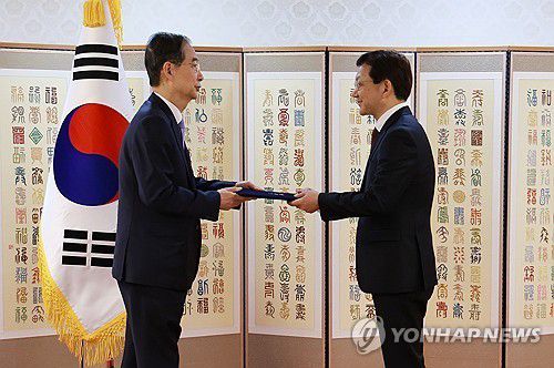 한덕수 권한대행, 태준열 주폴란드대사 신임장 수여    (서울=연합뉴스) 홍해인 기자 = 한덕수 대통령 권한대행 국무총리가 29일 정부서울청사에서 열린 재외공관장 신임장 수여식에서 태준열 주폴란드대사에게 신임장을 수여하고 있다. 2025.4.29     hihong@yna.co.kr