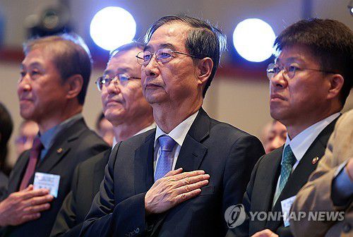 한덕수 권한대행, 해외건설 1조 달러 수주 및 60주년 기념식 참석    (서울=연합뉴스) 홍해인 기자 = 한덕수 대통령 권한대행 국무총리가 29일 오후 서울 강남구 건설회관에서 열린 '해외건설 1조 달러 수주 및 60주년 기념식'에 참석해 국기에 경례하고 있다. 2025.4.29 [대통령실통신사진기자단]     hihong@yna.co.kr