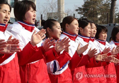 평창 동계올림픽에서 '반갑습니다'를 부르는 북한 선수들    (강릉=연합뉴스) 김주성 기자 = 북한 선수들이 지난 2018년 2월 8일 강릉선수촌에서 열린 평창동계올림픽 선수단 입촌식에서 '반갑습니다'를 부르고 있다. 2018.2.8 utzza@yna.co.kr