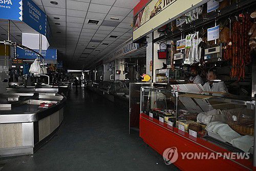 불이 꺼진 스페인 쇼핑몰(비고 AFP=연합뉴스) 대규모 정전 발생한 28일(현지시간) 스페인 한 지역의 시장에 불이 꺼진 모습. 2025.04.29