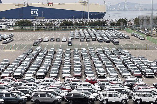 수출용 자동차가 세워져 있는 평택항 모습[EPA=연합뉴스 자료사진. 재판매 및 DB 금지]