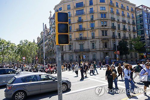 스페인 정전(스페인 EPA=연합뉴스) 28일(현지시간) 대규모 정전 발생한 스페인 시내에 신호등이 꺼진 모습. 2025.04.29