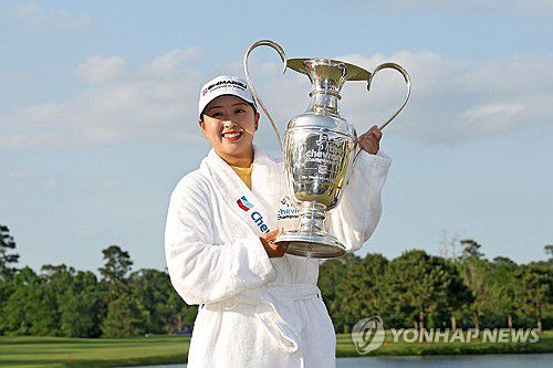 셰브론 챔피언십 우승 트로피 든 사이고 마오[게티이미지/AFP=연합뉴스 자료사진]