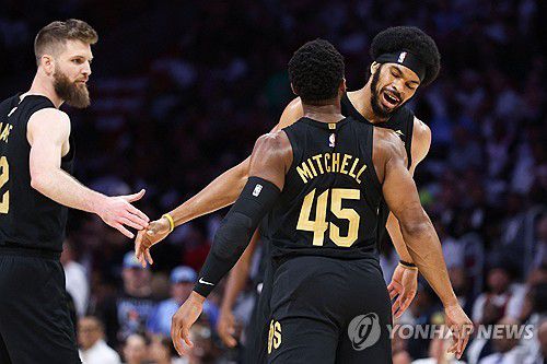도너번 미첼(45번) 등 클리블랜드 선수들[게티이미지/AFP=연합뉴스]