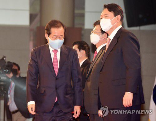 단상에 오르는 2021년 국민의힘 대선 경선 후보들국민의힘 윤석열(오른쪽부터), 유승민, 원희룡, 홍준표 당시 대선 경선 후보들이 지난 2021년 11월 5일 서울 용산구 백범김구기념관에서 열린 국민의힘 제2차 전당대회에서 단상에 오르고 있는 모습. [연합뉴스 자료사진]