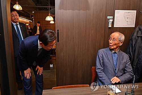 이재명, 윤여준 전 장관과 오찬회동(서울=연합뉴스) 신준희 기자 = 더불어민주당 이재명 대표가 30일 여의도 한 식당에서 윤여준 전 환경부 장관과 만나 인사하고 있다. 2024.10.30 [공동취재] hama@yna.co.kr