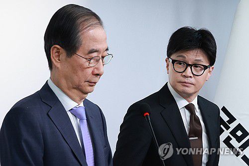공동 담화문 발표 준비하는 한 총리와 한 대표(서울=연합뉴스) 신현우 기자 = 한덕수 국무총리와 국민의힘 한동훈 대표가 8일 오전 서울 여의도 국민의힘 당사에서 국정 수습 방안을 담은 공동 담화문 발표를 준비하고 있다. 2024.12.8 nowwego@yna.co.kr