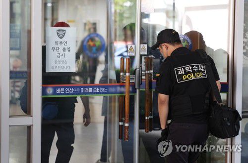 흉기 난동에 폐쇄된 청주의 한 고등학교(청주=연합뉴스) 천경환 기자 = 지난 28일 학생 흉기 난동이 발생한 청주의 한 고등학교에서 경찰 등이 사고 상황을 파악하고 있다. 2025.4.28 kw@yna.co.kr