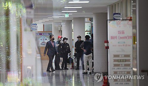 흉기 난동에 폐쇄된 청주의 한 고등학교(청주=연합뉴스) 천경환 기자 = 지난 28일 학생 흉기 난동이 발생한 청주의 한 고등학교에서 경찰 등이 사고 상황을 파악하고 있다. 2025.4.28 kw@yna.co.kr