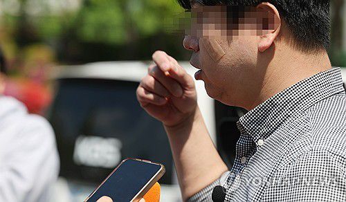 청주 고교 흉기 난동 관련 습격당한 시민(청주=연합뉴스) 천경환 기자 = 지난 28일 청주 모 고교에서 특수교육대상 학생이 흉기 난동을 부려 교장 등 6명이 다친 가운데 학교 밖에서 학생의 공격을 받은 시민이 인터뷰하고 있다. 2025.4.28 kw@yna.co.kr