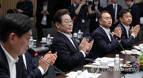 이재명 후보(서울=연합뉴스) 더불어민주당 이재명 대선 후보가 지난 28일 경기도 이천시 SK하이닉스 이천캠퍼스에서 열린 AI 메모리반도체 기업간담회에서 박수를 치고 있다. 2025.4.28 [국회사진기자단] ondol@yna.co.kr