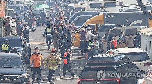 산불에 대피한 주민들(대구=연합뉴스) 윤관식 기자 = 28일 오후 2시 1분께 대구 북구 노곡동 함지산에서 산불이 발생한 가운데 조야동 주민들이 대피해 있다. 2025.4.28 psik@yna.co.kr