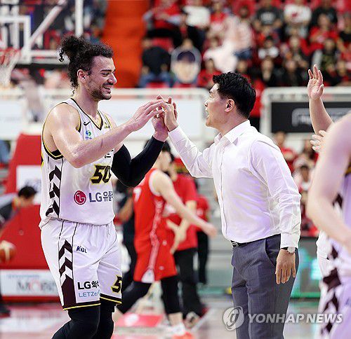 '잘했어'(울산=연합뉴스) 김용태 기자 = 28일 울산 동천체육관에서 열린 2024-2025 KCC 프로농구 4강 플레이오프 울산 현대모비스와 창원 LG의 3차전에서 LG 조상현 감독이 마레이를 격려하고 있다. 2025.4.28 yongtae@yna.co.kr