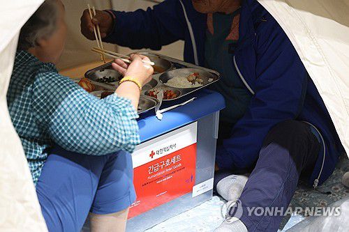 대피소에서의 아침(대구=연합뉴스) 윤관식 기자 = 대구 대형 산불 발생 이틀째인 29일 대구 북구 팔달초등학교에 설치된 대피소에서 주민들이 아침 식사를 하고 있다. 2025.4.29 psik@yna.co.kr