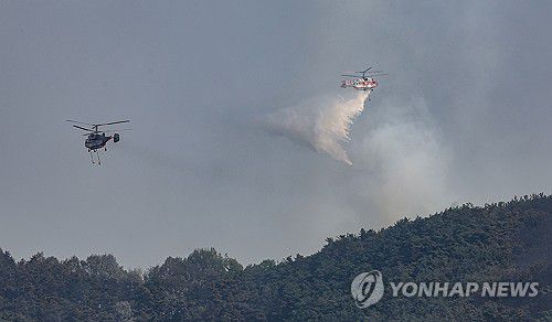쉴 새 없는 산불 진화 헬기(대구=연합뉴스) 윤관식 기자 = 대구 대형 산불 발생 이틀째인 29일 대구 북구 산불 현장에서 산불 진화 헬기가 분주히 움직이고 있다. 2025.4.29 psik@yna.co.kr