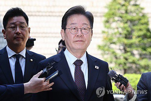 이재명 후보, 법정으로(서울=연합뉴스) 서대연 기자 = 더불어민주당 이재명 대선 후보가 29일 서울 서초구 서울중앙지방법원에서 열린 '대장동 배임ㆍ성남FC 뇌물' 1심 속행 공판에 출석하고 있다. 2025.4.29 dwise@yna.co.kr