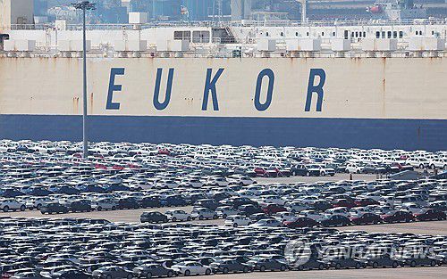 수출 대기 중인 자동차(평택=연합뉴스) 홍기원 기자 = 도널드 트럼프 미국 대통령이 자동차 고율관세의 충격을 줄인다고 로이터 통신이 28일(현지시간) 보도했다. 사진은 29일 경기도 평택항에 수출용 자동차가 세워져 있는 모습. 2025.4.29 xanadu@yna.co.kr