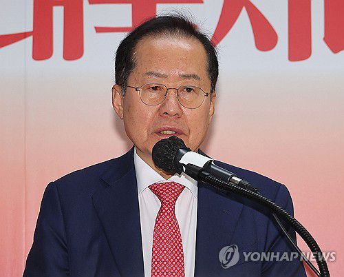 정계 은퇴 밝힌 홍준표(서울=연합뉴스) 류영석 기자 = 국민의힘 대선 후보 2차 경선에서 탈락한 홍준표 후보가 29일 서울 여의도 대하빌딩 선거 캠프 사무실에서 정계 은퇴 의사를 밝히고 있다. 2025.4.29 ondol@yna.co.kr