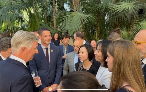 연합뉴스 등과 대화하는 필립 국왕(브뤼셀=연합뉴스) 벨기에의 필립 국왕(좌)이 29일(현지시간) 벨기에 브뤼셀 라켄궁 내 온실정원에서 열린 언론인 대상 리셉션에서 연합뉴스를 비롯한 기자들과 대화하고 있다. 2025.4.29 shine@yna.co.kr