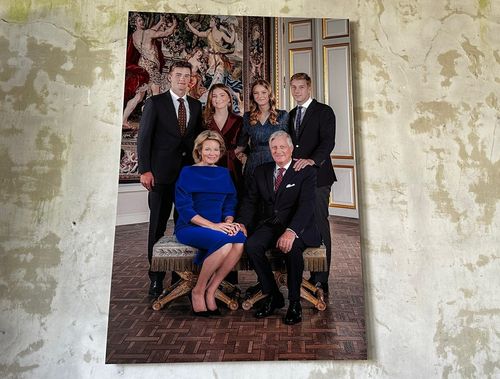 벨기에 국왕 가족사진(브뤼셀=연합뉴스) 정빛나 특파원 = 벨기에 필립 국왕 주최 언론인 대상 리셉션이 열린 브뤼셀 라켄궁 온실정원에 걸려 있는 왕실 가족사진. 2025.4.29 shine@yna.co.kr
