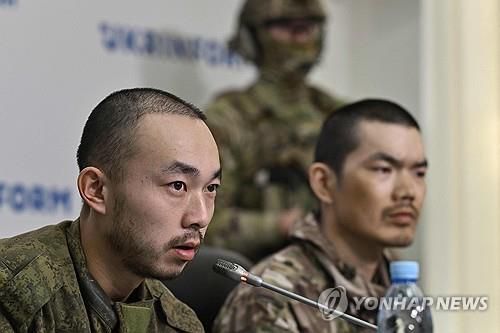 기자회견에 참석한 중국인 러시아 용병(키이우 AFP=연합뉴스) 우크라이나군에 생포된 중국인 러시아 용병 장런보(가운데)와 왕광쥔(오른쪽)이 2025년 4월 14일(현지시간) 우크라이나 보안국 주최로 열린 기자회견에서 질문을 받고 있다. 2025.4.14 photo@yna.co.kr