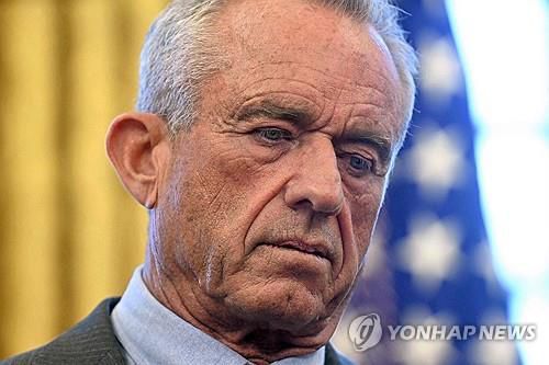 케네디 미국 보건장관(워싱턴DC AFP=연합뉴스) 2025년 2월 25일 미국 백악관 대통령 집무실에서 도널드 트럼프 대통령이 행정명령에 서명을 마친 후 기자들에게 얘기하는 동안 로버트 케네디 주니어 보건장관이 지켜보고 있다. (Photo by Jim WATSON / AFP) 2025.4.30.