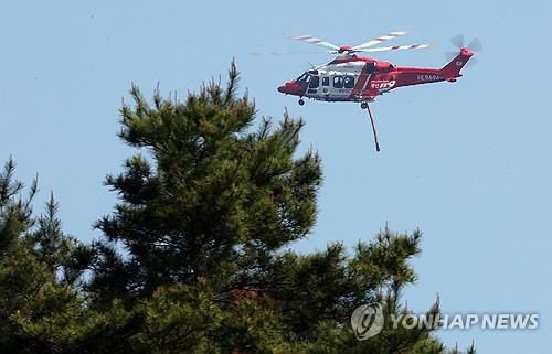 대구 산불 재발화 진화작업(대구=연합뉴스) 김현태 기자 = 대구에서 발생한 대형 산불이 이틀 만에 진화됐다가 일부에서 재발화한 가운데 30일 대구 북구 산불 현장에서 소방헬기가 진화작업을 하고 있다. 2025.4.30 mtkht@yna.co.kr