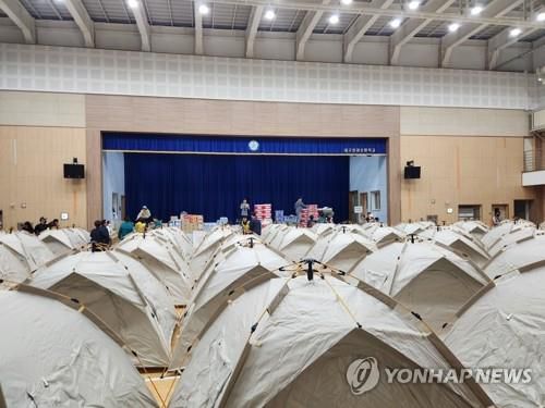 대구산불 대피 주민 사용할 텐트    (대구=연합뉴스) 대구 북구 함지산 산불로 인근 주민 5천여명에게 대피 명령이 내려진 가운데 임시대피소가 마련된 연경초등학교 강당에 29일 새벽 대피 주민들을 위한 텐트가 설치되고 있다. 2025.4.29. [독자 제공.재판매 및 DB 금지]     duck@yna.co.kr