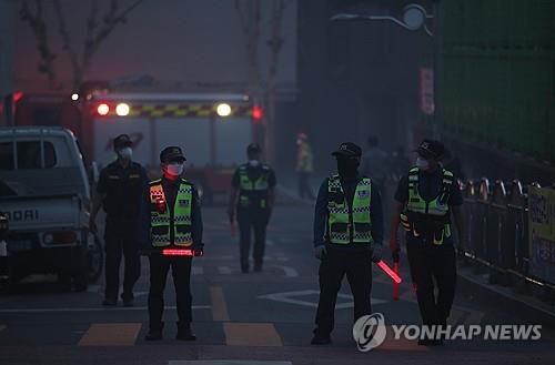 대구 산불 재확산에 출입 통제    (대구-연합뉴스) 김현태 기자 = 대구에서 발생한 대형 산불이 이틀 만에 진화됐다가 일부에서 재발화하며 확산하는 가운데 30일 오후 대구 북구 서변동 일대 주택가가 산불에 의한 연기에 휩싸이며 경찰이 출입을 통제하고 있다. 2025.4.30     mtkht@yna.co.kr