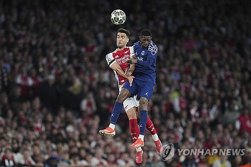 PSG의 아스널의 경기에서 공중볼 경합 모습.[AP=연합뉴스]