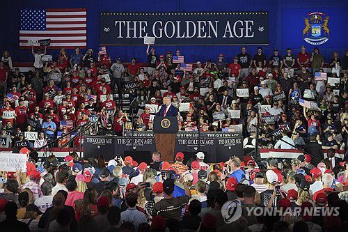 취임 100일 기념 행사에서 연설하는 트럼프 미국 대통령(워런[美 미시간주] AP=연합뉴스) 도널드 트럼프 미국 대통령이 29일(현지시간) 미시간주 머콤카운티에서 취임 100일 기념 유세를 개최하고 있다. 2025.4.29