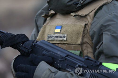소총 든 우크라이나군 병사[EPA=연합뉴스 자료사진]
