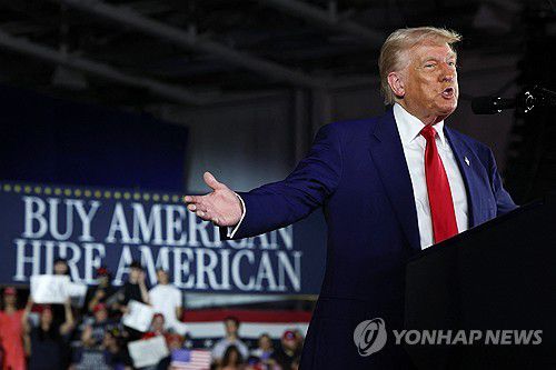 취임 100일 기념 행사에서 연설하는 트럼프 미국 대통령(워런[美 미시간주] 로이터=연합뉴스) 도널드 트럼프 미국 대통령이 29일(현지시간) 미시간주 머콤카운티에서 취임 100일 기념 유세를 개최하고 있다. 2025.4.29