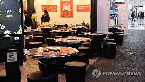 생산·소비·투자 늘어도 음식·숙박업 고전(서울=연합뉴스) 이진욱 기자 = 2월 산업생산과 소비·투자가 감소 한 달 만에 모두 증가세로 전환됐으나 소비 심리 위축 영향으로 숙박·음식점업 생산은 3년 만에 가장 큰 폭으로 감소했다. 사진은 31일 서울 여의도 식당가 모습. 2025.3.31 cityboy@yna.co.kr